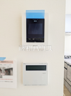 1号棟　防犯に役立つTVモニター付インターフォン/給湯器　【調布市深大寺東町４丁目】　訪問者がわかるTVモニター付インターホンは、お子様のお留守番にも活躍するかも？！/追焚き機能付きなので、生活時間の違う家族に便利です。