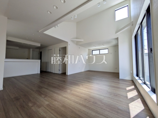 リビング　【調布市柴崎１丁目】