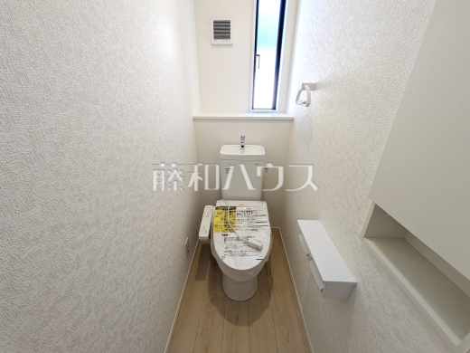 1号棟　トイレはウォッシュレット付き、窓を設けた明るい空間で換気も可能　【練馬区大泉町３丁目】