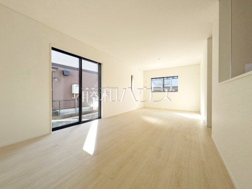 1号棟　家族の存在を近くに感じ、心安らぐこの空間はいつも心地よく、気が付けば楽しい一日が終わろうとしている、そんな憩いのリビングです。　【練馬区大泉町３丁目】