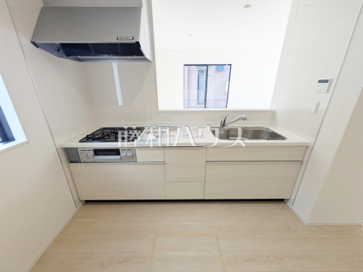 1号棟　使いやすくスタイリッシュなシステムキッチンには、毎日お使いになる方の視点が存分に活かされています。　【練馬区大泉町３丁目】