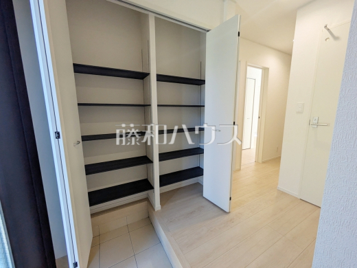 1号棟　玄関収納　【練馬区大泉町３丁目】