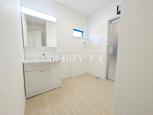 1号棟　洗面室には三面鏡付きの洗面台。鏡の裏にも収納があり、歯ブラシや化粧品等もすっきり収納できて朝の準備がスムーズです　【練馬区大泉町３丁目】