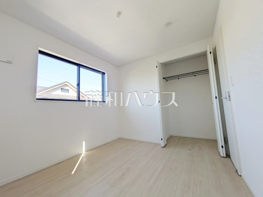 1号棟　居室にはクローゼットを完備し、家具を置くスペースが確保しやすい設計がされております。　【練馬区大泉町３丁目】