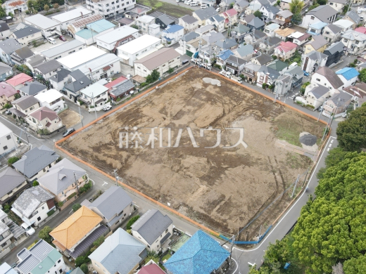 ≪現地航空写真≫ 周辺は落ち着いた雰囲気の住宅地です。小さなお子様がいるご家庭も安心です。 　【調布市佐須町５丁目】