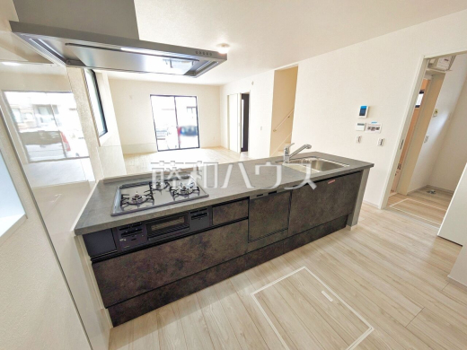  対面式のカウンターキッチンは、いつでもご家族を感じられる空間作りの重要ポイントになりそうです。 【東久留米市氷川台２丁目】