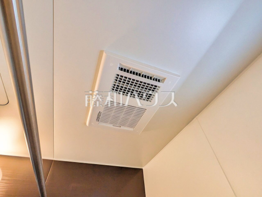 浴室乾燥機(浴室内上部)　雨の日の強い味方！浴室換気乾燥機付きユニットバスで洗濯物が乾かせます