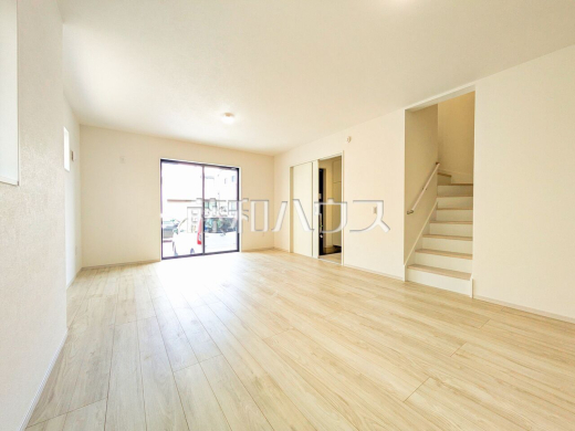 リビング　【東久留米市氷川台２丁目】日当たりや設備仕様など、実際に行ってみないと分からないことも多くございます。営業担当がご案内いたしますので、お気軽にお問い合わせください