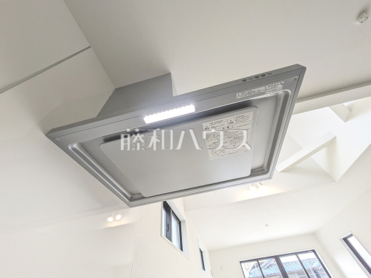 2号棟　レンジフード　【東村山市諏訪町１丁目】　お手入れのしやすいレンジフードは見た目もスッキリしていて、料理時の油煙やニオイを効率的に外に出せます。