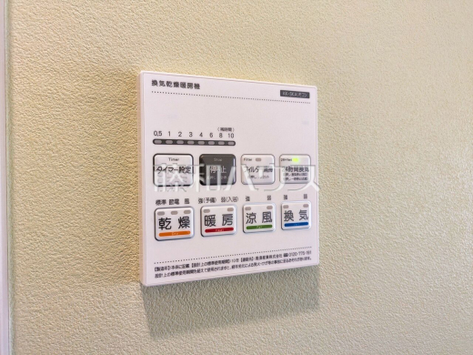 24時間換気システム 　24時間換気システムにより、花粉・PM2.5などの微小粒子物質の侵入を防ぎ、快適な室内を保ちます。 
