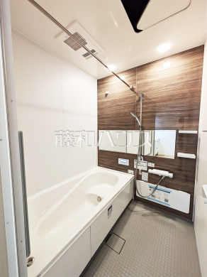 一日の疲れを癒してくれるバスルームは、ゆったりと半身浴をしながら読書を楽しんだりお子様と一緒に入浴したりと寛げる空間です。　【練馬区東大泉６丁目】