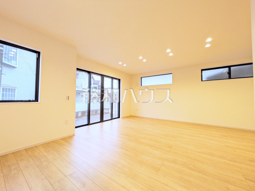 リビング　【練馬区東大泉６丁目】