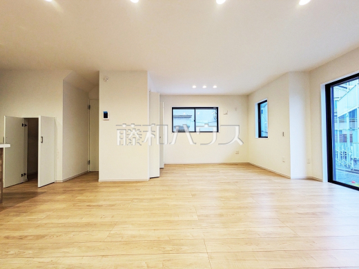 リビング　【練馬区東大泉６丁目】