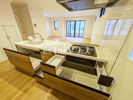 使いやすくスタイリッシュなシステムキッチンには、毎日お使いになる方の視点が存分に活かされています。　【練馬区東大泉６丁目】