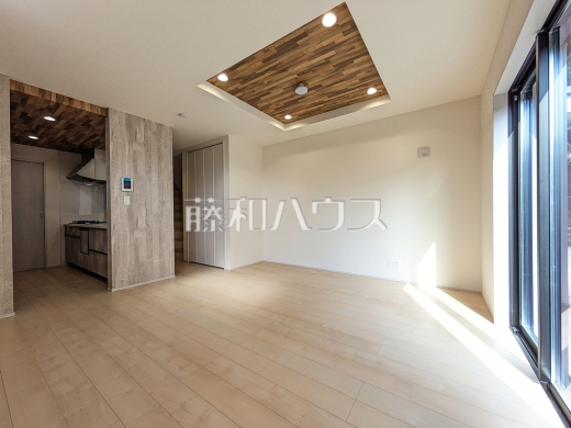 リビング　【小平市学園東町１丁目】