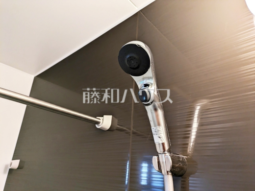2号棟　スイッチ付シャワーヘッド　【国分寺市高木町１丁目】　浴室のシャワーは手元で止水ができるスイッチ付シャワーヘッドにより、さらに節水効果がアップします。
