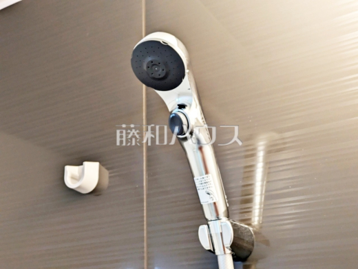 4号棟　スイッチ付シャワーヘッド　【国分寺市高木町１丁目】　浴室のシャワーは手元で止水ができるスイッチ付シャワーヘッドにより、さらに節水効果がアップします。
