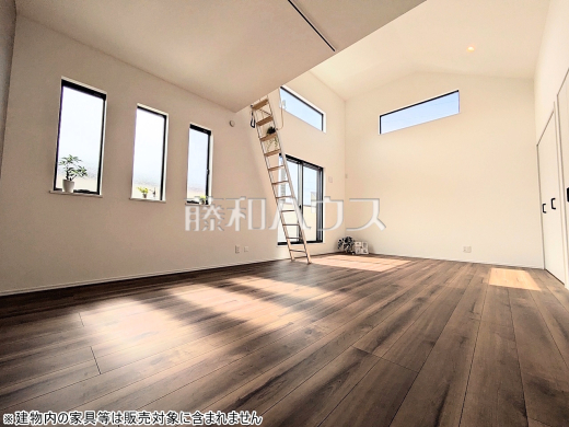 リビング　【府中市北山町４丁目】