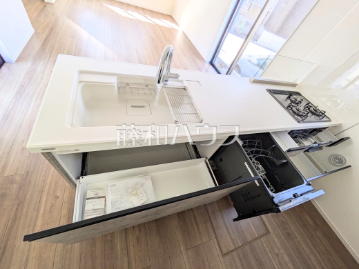 ≪1号棟　キッチン≫ビルトイン食洗機は毎日の家事を軽減させてくれます。またワークトップも広々使え機能性も向上します。　【府中市分梅町５丁目】