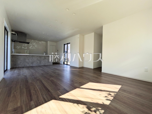 ≪1号棟　リビング≫ナチュラルな色を基調とした落ち着きのあるリビングダイニングは、リラックスできる癒し空間です。【府中市分梅町５丁目】