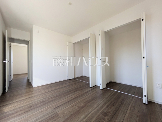≪1号棟　居室≫各部屋に収納も完備されるため、部屋もしっかり片付きそうですね♪【府中市分梅町５丁目】