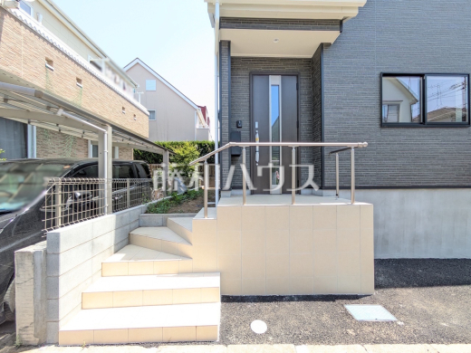 玄関へのアプローチ　【小金井市東町５丁目】