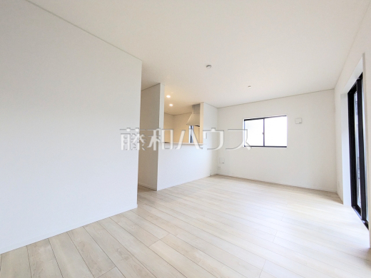 ≪6号棟　リビング≫対面キッチンを採用したリビングは明るく開放感を主として設計しました。　【府中市清水が丘３丁目】