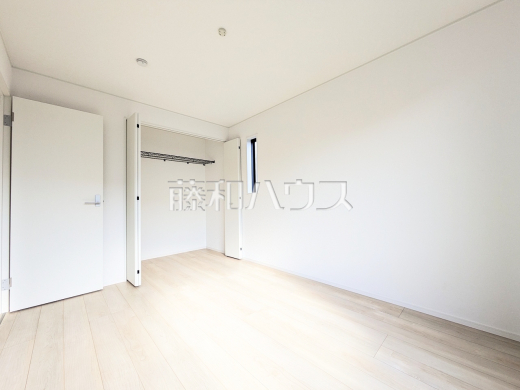 ≪6号棟　居室≫各部屋に収納も完備されるため、部屋もしっかり片付きそうですね♪【府中市清水が丘３丁目】