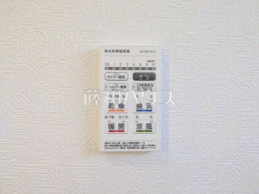 7号棟　冷暖房・空調設備　【府中市清水が丘３丁目】　浴室換気乾燥　換気機能によってバスルーム内のカビの発生を抑制できます。夜間や雨天時の洗濯物の乾燥に便利な乾燥機能も装備。