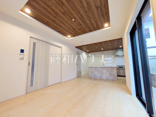 リビング　【狛江市中和泉３丁目】