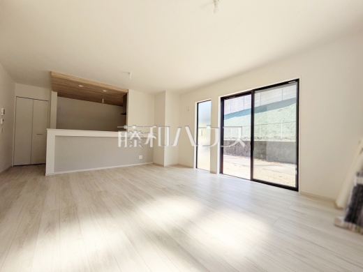 ≪1号棟　リビング≫たっぷりの日差しや心地良い風が入る、広々としたリビングが魅力　【府中市小柳町２丁目】