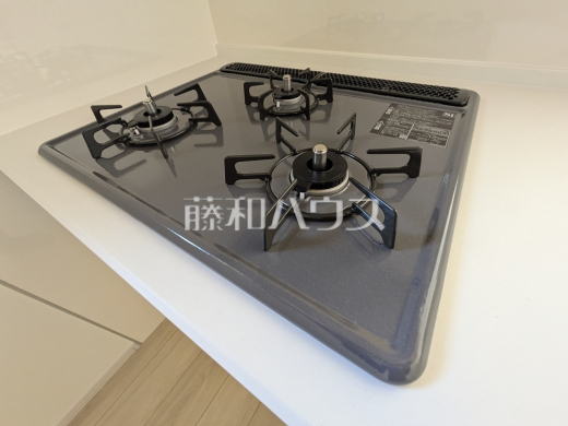 ≪1号棟　キッチン≫フラットな表面で汚れも拭きとりやすく、お掃除が簡単な3口ガラストップコンロ【府中市小柳町２丁目】