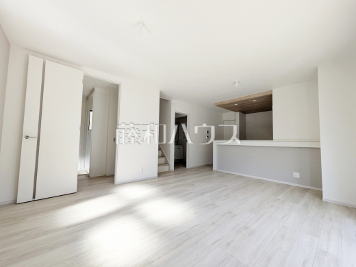 ≪1号棟　リビング≫家族が集まるリビングに階段を設ける事で、自然と家族のコミュニケーションが広がります。　【府中市小柳町２丁目】