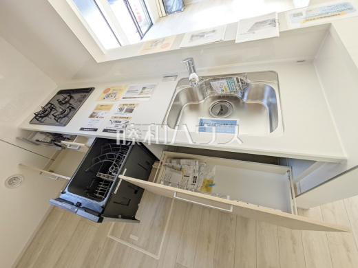 ≪1号棟　キッチン≫オールスライド収納のキッチンは、重たい物が入っていても楽々引き出せて収納しやすいです。　【府中市小柳町２丁目】