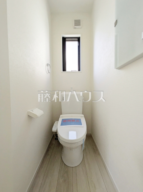 ≪1号棟　トイレ≫温水洗浄便機能付きトイレで清潔にご使用いただけます。　【府中市小柳町２丁目】