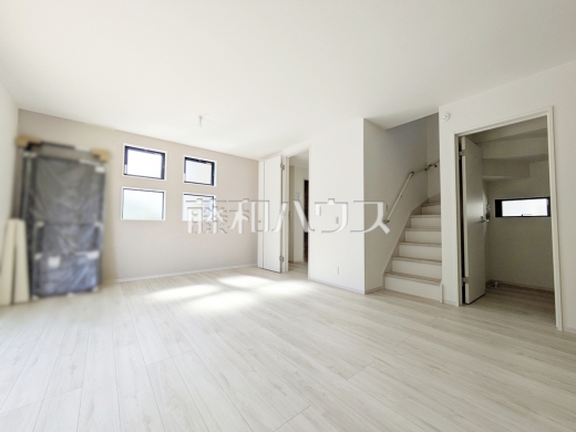 ≪1号棟　リビング≫リビングイン階段採用によりいつも家族を身近に感じられます。「行ってきます、お帰りなさい」を感じ、コミュニケーションの取れる空間です。　【府中市小柳町２丁目】