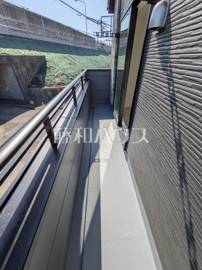 ≪1号棟　バルコニー≫2部屋からバルコニーへ出られるため、洗濯物を干す際にも家族が寝ている部屋を通らずに出入りができて便利です。　【府中市小柳町２丁目】