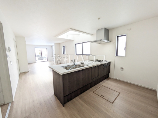 1号棟　リビング　【日野市大字日野】
キッチンから見渡せるリビングダイニングで、お料理中も会話が弾みます　