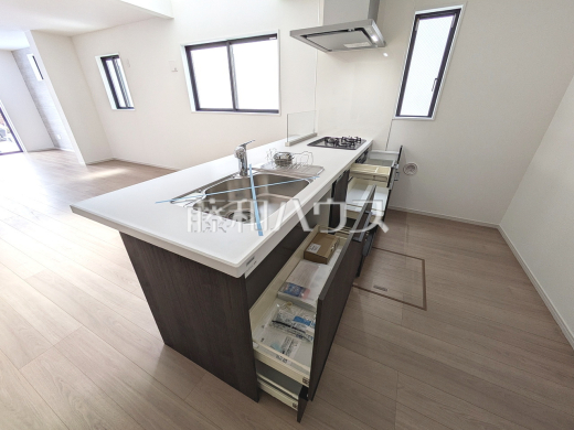 1号棟　キッチン　【日野市大字日野】
使いやすくスタイリッシュなシステムキッチンには、毎日お使いになる方の視点が存分に活かされています。　