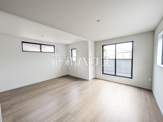 1号棟　居室　【日野市大字日野】
2ドア1ルームの洋室。お子様の成長に合わせ、小さいころは同じ部屋で、大きくなったら間仕切りすることも可能です。　