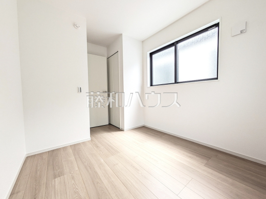 1号棟　居室　【日野市大字日野】
全居室角部屋仕様で2面採光を実現！お天気の良い日には窓を開けて換気もできるので気持ち良いですね。　