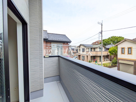 1号棟　バルコニー　【日野市大字日野】
居室から直接バルコニーへ出られる為、晴れた日は布団を干すことができます。太陽の匂いがする布団で寝るのは癒しのひと時です。