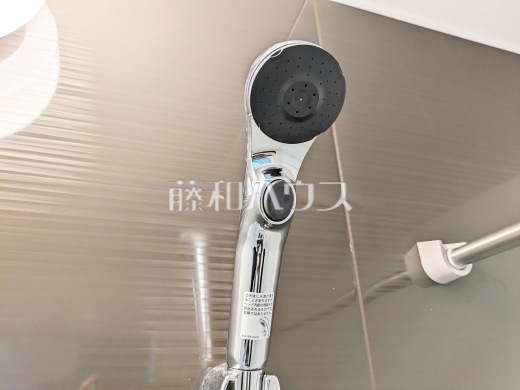 1号棟　スイッチ付シャワーヘッド　【日野市大字日野】　浴室のシャワーは手元で止水ができるスイッチ付シャワーヘッドにより、さらに節水効果がアップします。