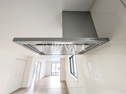 1号棟　レンジフード　【日野市大字日野】　お手入れのしやすいレンジフードは見た目もスッキリしていて、料理時の油煙やニオイを効率的に外に出せます。