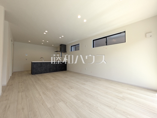 リビング　【府中市本宿町３丁目】