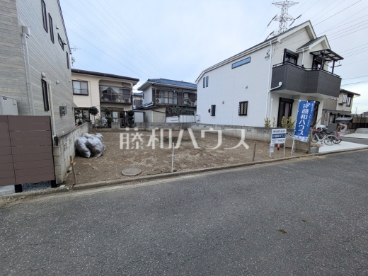 接道状況および現場風景　 南側が開けているため、お日様の日差しもサンサンと降り注ぎます。 【東村山市富士見町３丁目】