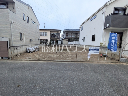 接道状況および現場風景　 前面道路5mなので、運転が少し苦手な方でも運転・駐車がしやすそうですね。 【東村山市富士見町３丁目】