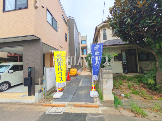 ≪接道状況≫ 旗竿地は、小さなお子様が急に道路に飛び出てしまうことを防ぎます。安心してお庭で遊ぶことができますね。 【府中市緑町3丁目】