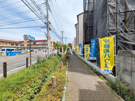 接道状況および現場風景　【新座市新堀１丁目】 見学はしたいけど、なかなか時間が取れない・・・そんな方に出勤前や仕事終わりにマイホームを見学できるサポートをいたします。 