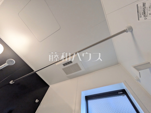 1号棟　浴室換気乾燥機　【東村山市久米川町２丁目】　浴室換気乾燥機は梅雨の時期等、なかなか乾かない洗濯物を干すのに役立ちます！ 
